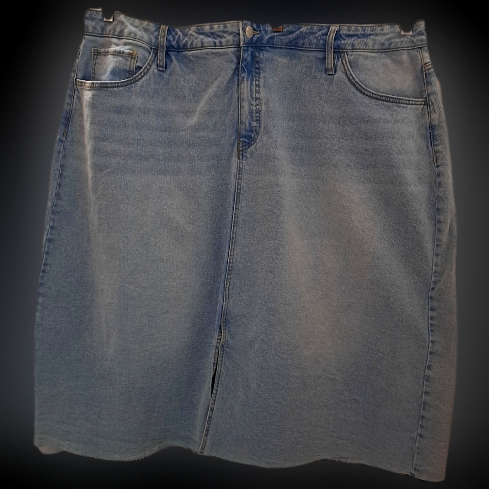 AVA & VIV Light Wash Blue Denim A Line Knee Length Skirt Women's Plus 26